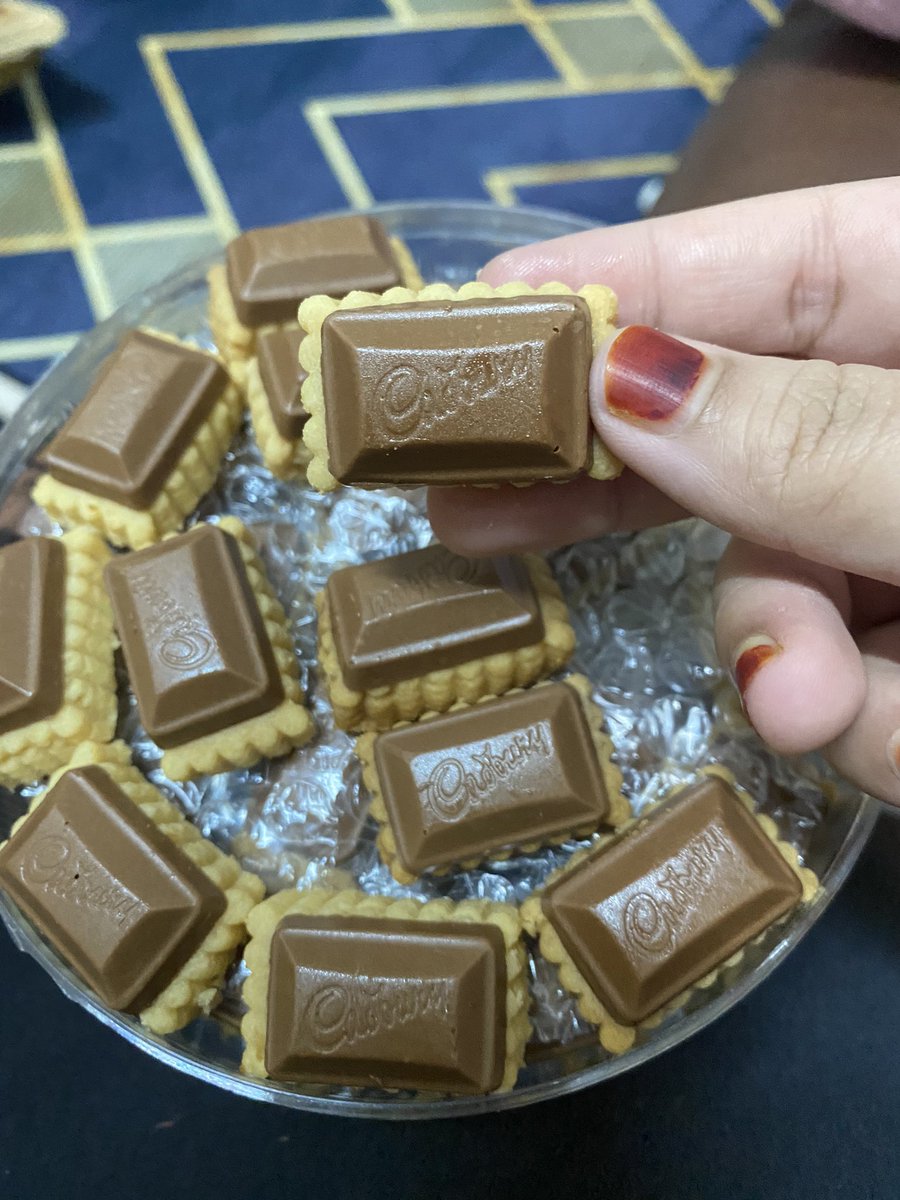 Nqielaaaaa's tweet photo. Fuhhh akhirnya jumpa jugak tart cadbury sedap mcm dkt kl dulu...

Org ipoh yg nak rasa tart cadbury sedap boleh beli dgn @chenurulain_ tau, sumpah tak nyesal sbb sedap bebenor... tak sedor 7biji masuk mulot 🤣 (bahaya betul) https://t.co/cWVnDkM0op