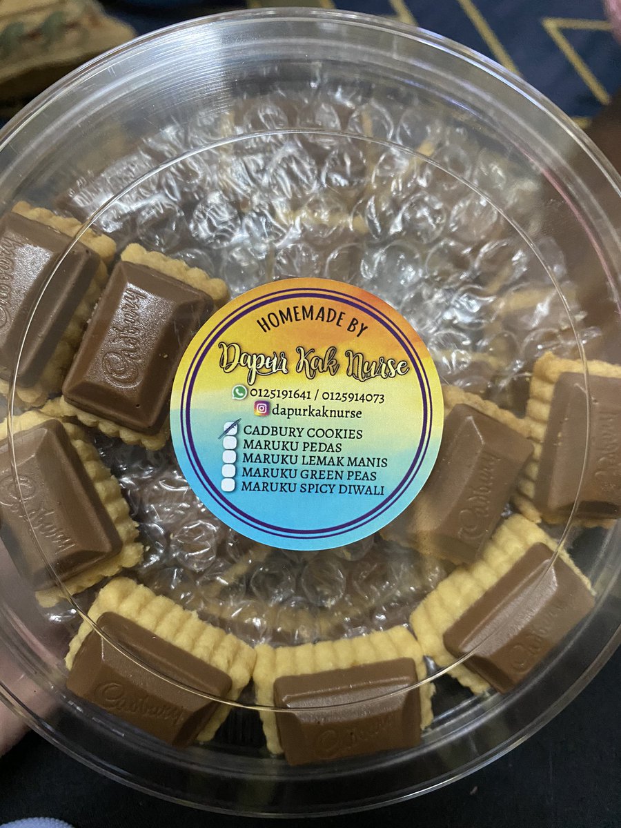 Nqielaaaaa's tweet photo. Fuhhh akhirnya jumpa jugak tart cadbury sedap mcm dkt kl dulu...

Org ipoh yg nak rasa tart cadbury sedap boleh beli dgn @chenurulain_ tau, sumpah tak nyesal sbb sedap bebenor... tak sedor 7biji masuk mulot 🤣 (bahaya betul) https://t.co/cWVnDkM0op
