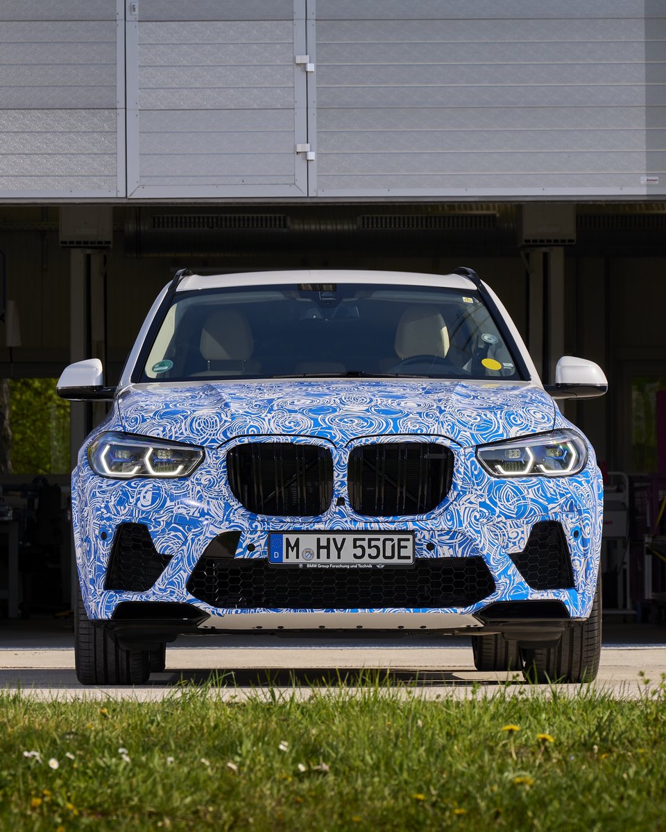BMWGroup's tweet image. We are focusing on #hydrogen as an energy carrier for sustainable mobility, and are continuing the development of hydrogen #fuelcell technology. Following the #BMW i Hydrogen NEXT in 2022, the Neue Klasse will offer options for future hydrogen series vehicles.

@BMVi @BMWi_Bund