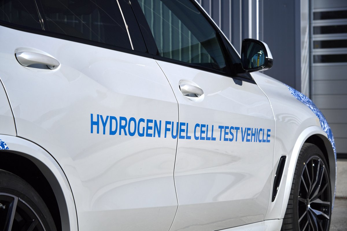 BMWGroup's tweet image. We are focusing on #hydrogen as an energy carrier for sustainable mobility, and are continuing the development of hydrogen #fuelcell technology. Following the #BMW i Hydrogen NEXT in 2022, the Neue Klasse will offer options for future hydrogen series vehicles.

@BMVi @BMWi_Bund