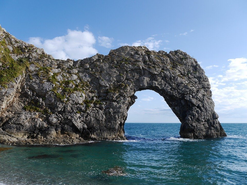 GoodtripPamplo1's tweet photo. La famosa Puerta de Durdle, ¡es un pequeño rincón del paraíso! Se trata de un arco natural de piedra caliza ubicado en la Costa jurásica de West Lulworth, en Dorset, Reino Unido. ¿Te gustaría visitarlo?🙂✨😎👀 https://t.co/P7HEkxEdVH