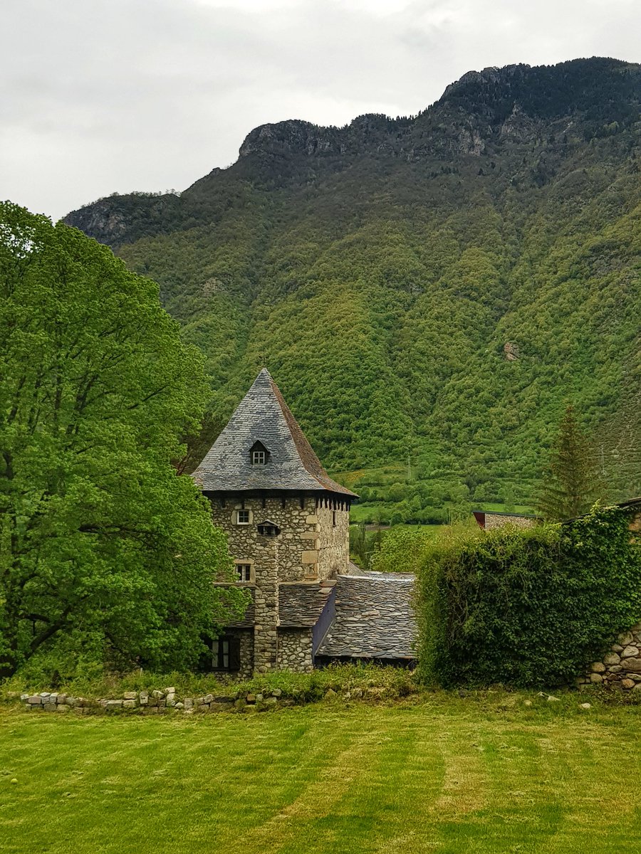 MiguelSalor's tweet photo. Verde que te quiero verde!!!
Anciles siempre me muestra su mejor cara cuando paseo por sus alrededores. Que maravilla de arquitectura pirinaica!!
#Benasque https://t.co/7nGnfgwJyo