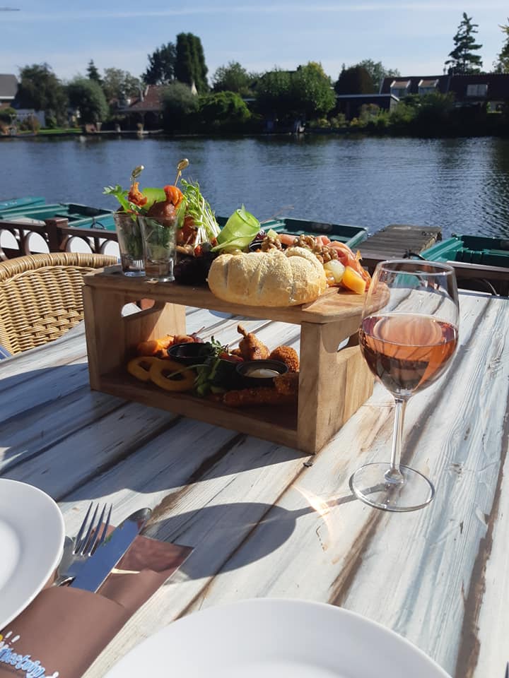 Het wordt eindelijk weer prachtig weer dit weekend! Kom bij ons op één van onze ruime en gezellige terrasen genieten van een hapje en een drankje, een high tea party of maak een keuze van onze uitgebreide terraskaart. Wij zijn 7 dagen per week geopend van 10.00-20.00uur.