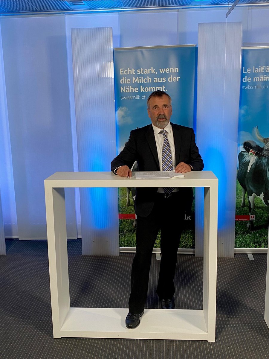 SMP_swissmilk's tweet photo. #swissmilk_event #smp_psl Präsident Hanspeter Kern eröffnet die Infoveranstaltung zur #Delegiertenversammlung der SMP.
https://t.co/jBoXwBqQhw https://t.co/uKVfXYy9CH