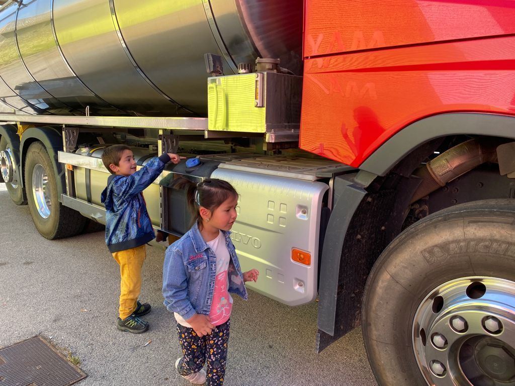 vedrunacent's tweet photo. Parlem de vehicles tot descobrint amb la família Mas com són els camions que transporten llet. #P4SSCC https://t.co/9p4ITBSX0H