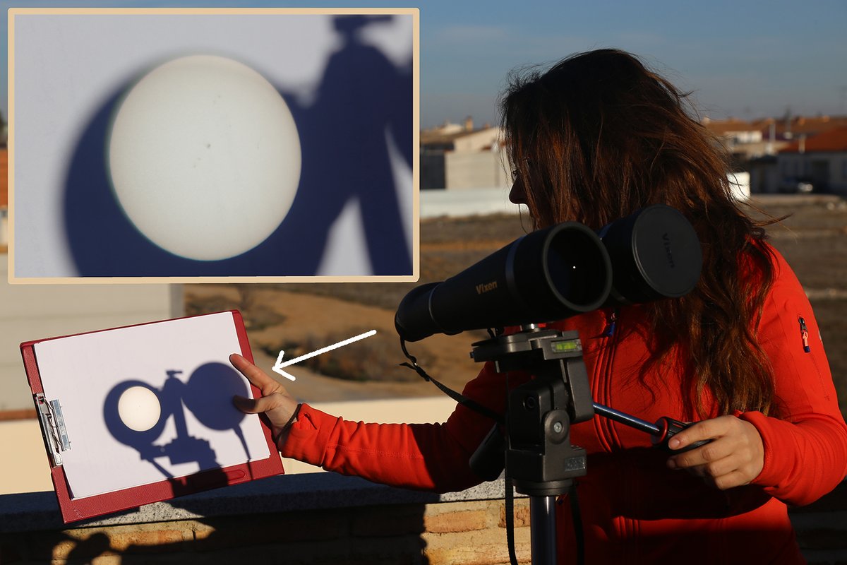 LeoAstronomada's tweet image. Llega el eclipse y podemos hacer mucho con poco🤩. 
Con prismáticos podemos proyectar el #Sol 🌞
(👉NUNCA MIRES DIRECTAMENTE👈) y hacer seguimiento de manchas. ¿Cómo?:

➡️Tapa un objetivo (coloca éstos en dirección al sol)
➡️Busca la mínima sombra proyectada
➡️Enfoca
➡️Enjoy