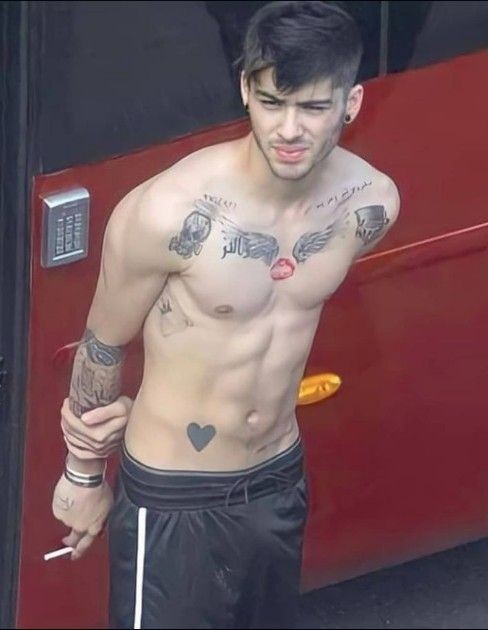 ZaynDailyTR's tweet photo. "Kanatlarımı yakmaya çalıştım. O yüzden onları huzur içinde göğsümün bir parçasına koydum."

-Zayn, #YellowMetal

PROUD OF ZAYN https://t.co/Nb9txZcVjU