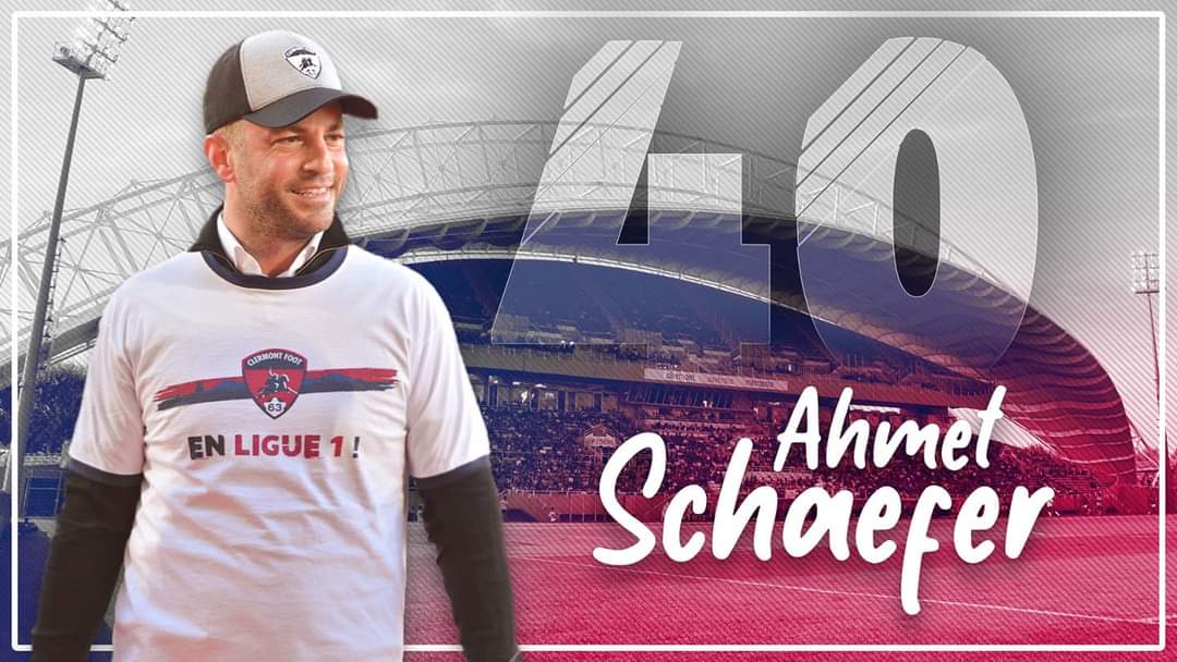 ClermontFoot's tweet photo. Notre Président fête aujourd'hui ses 40 ans ! 👌 Avec la @Ligue1UberEats en 🎁 ! 😄👌

Joyeux anniversaire Ahmet Schaefer ! 🎂🔴🔵 https://t.co/Rt4OjM0SGY