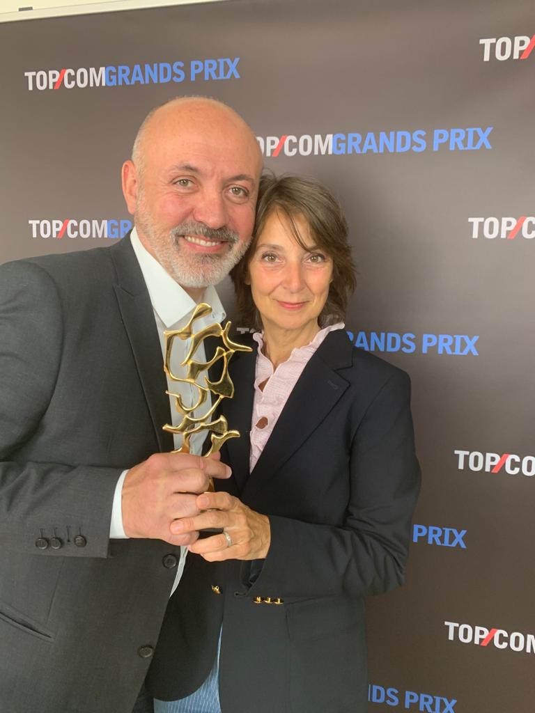 AgenceLJCom's tweet photo. [#TopCom]
🥇 Et de 1 ! Fière de recevoir le TopCom Or dans la catégorie « Relations Presse corporate ou BtoB » aux côtés du @legroupe_SPHERE
👏 Well done @MarielleCayron @f_chapel @Agnes_LD et @HBlher https://t.co/Bu12VtAIRJ