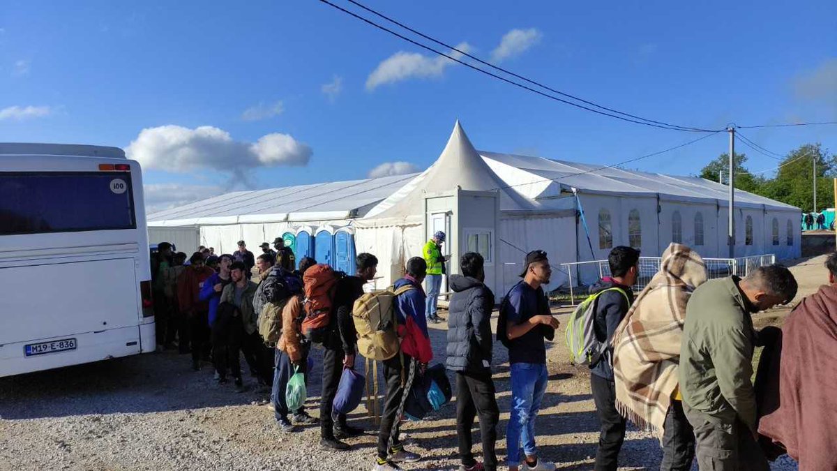 spsgovba's tweet photo. Izmješteno 255 migranata sa četiri lokacije na području grada Bihaća
https://t.co/0pcXuMQHP7 https://t.co/70h2yN2yYT