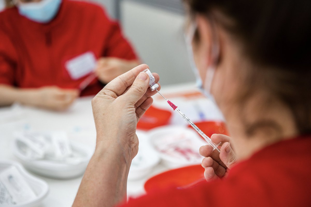 hugodejonge's tweet photo. Geboren in 1974 of 1975? Om 11:00 uur is het zover. Iedereen uit deze geboortejaren kan dan een afspraak maken voor vaccinatie. Ga naar de website. En tip alvast anderen die ook in aanmerking komen. 👉 https://t.co/Taw00WGVdc https://t.co/l5x5EUHK8w