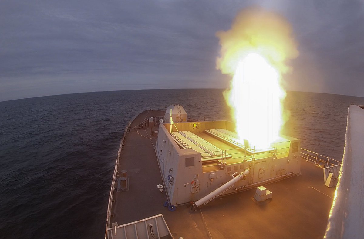 HMSDragon's tweet image. DRAGON doing what she does best - breathing fire once again!
 
#FormidableShield #AtSeaDemo #breathingfire