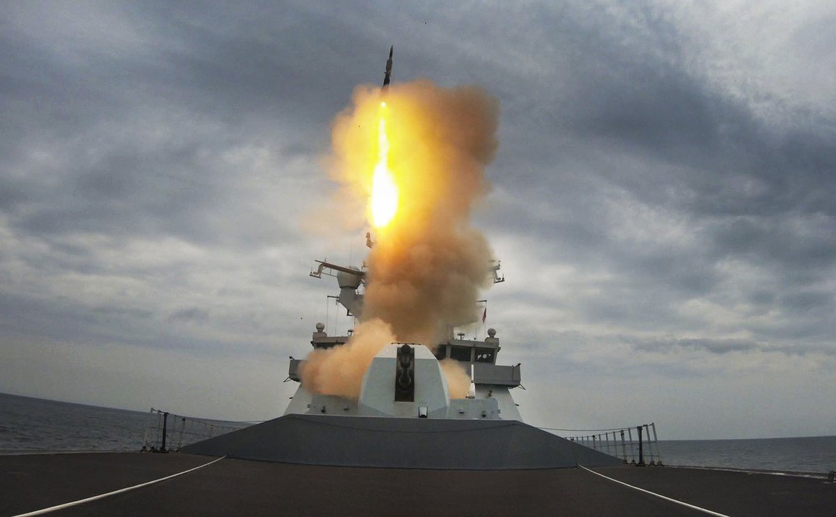 NavyLookout's tweet image. .@HMSDragon launches Sea Viper (Aster 30) missile during exercise #FormidableShield2021 

navylookout.com/from-sea-dart-…