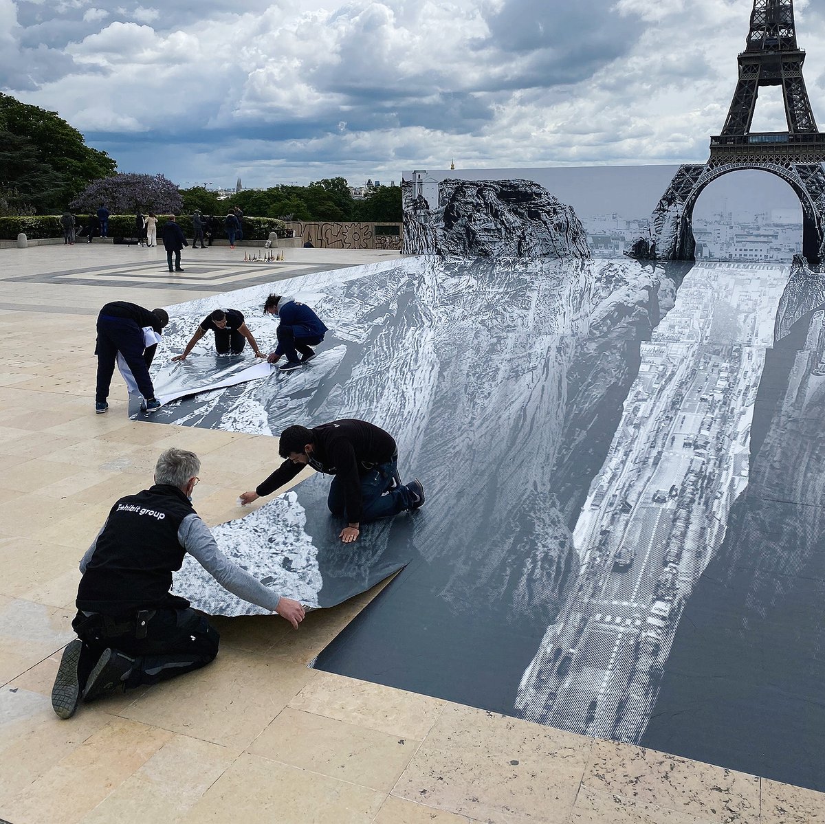 WE MADE IT // Pour célébrer la réouverture des lieux culturels, JR a réalisé cette oeuvre vertigineuse que nos équipes de Felix&amp;Co ont eu le plaisir d'imprimer et de poser (en seulement 2 jours). 
633m2 de sol aluminium anti-dérapant sans PVC et 110m2 de bâche.