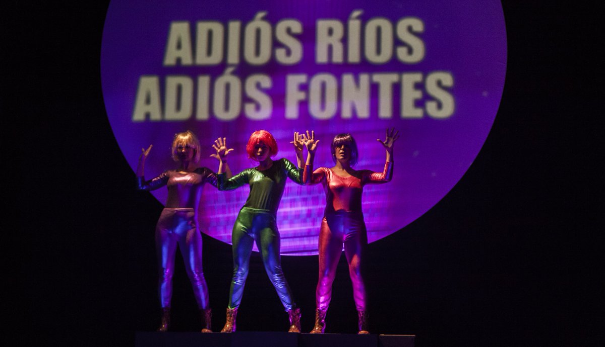 erreguete's tweet photo. ACTUALIDADE | #camiños, de #ButacaZero, despídese. A montaxe, que leva tres anos en cartel, poderase ver por derradeira vez sobre as táboas do Auditorio Municipal de @Vigo_cultura os tres días desta fin de semana ás 20.30 horas.
📸 @miramemira
+ Info 👉 https://t.co/a8MB31f19J https://t.co/IWY3qRQr9P