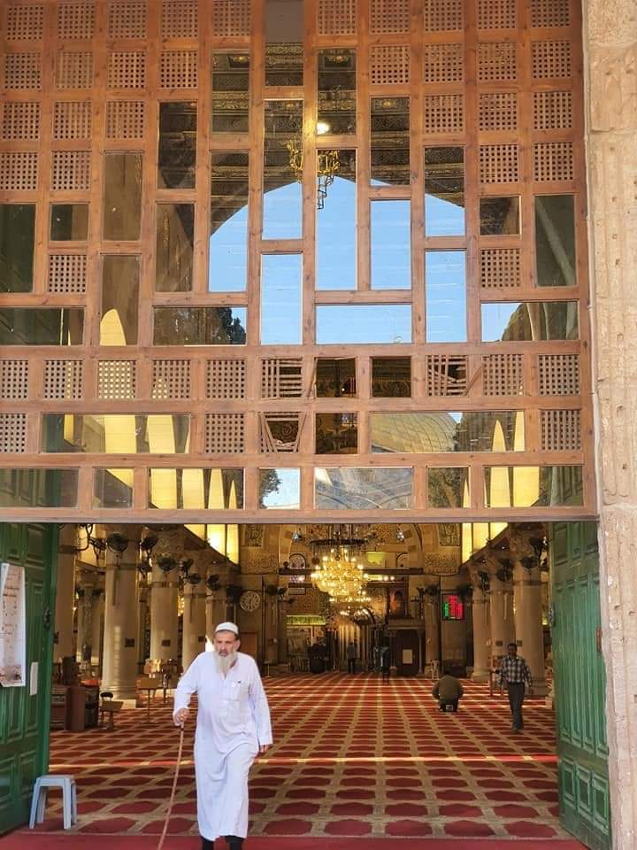 Suasana pagi jumaat di perkarangan Masjidil Aqsa. Daripada kecil kita tengok gambar ini. Semoga suatu hari nanti Allah izinkan kita bersolat di sini dalam keadaan ia dibebaskan. Ameen. #SaveAlAqsa