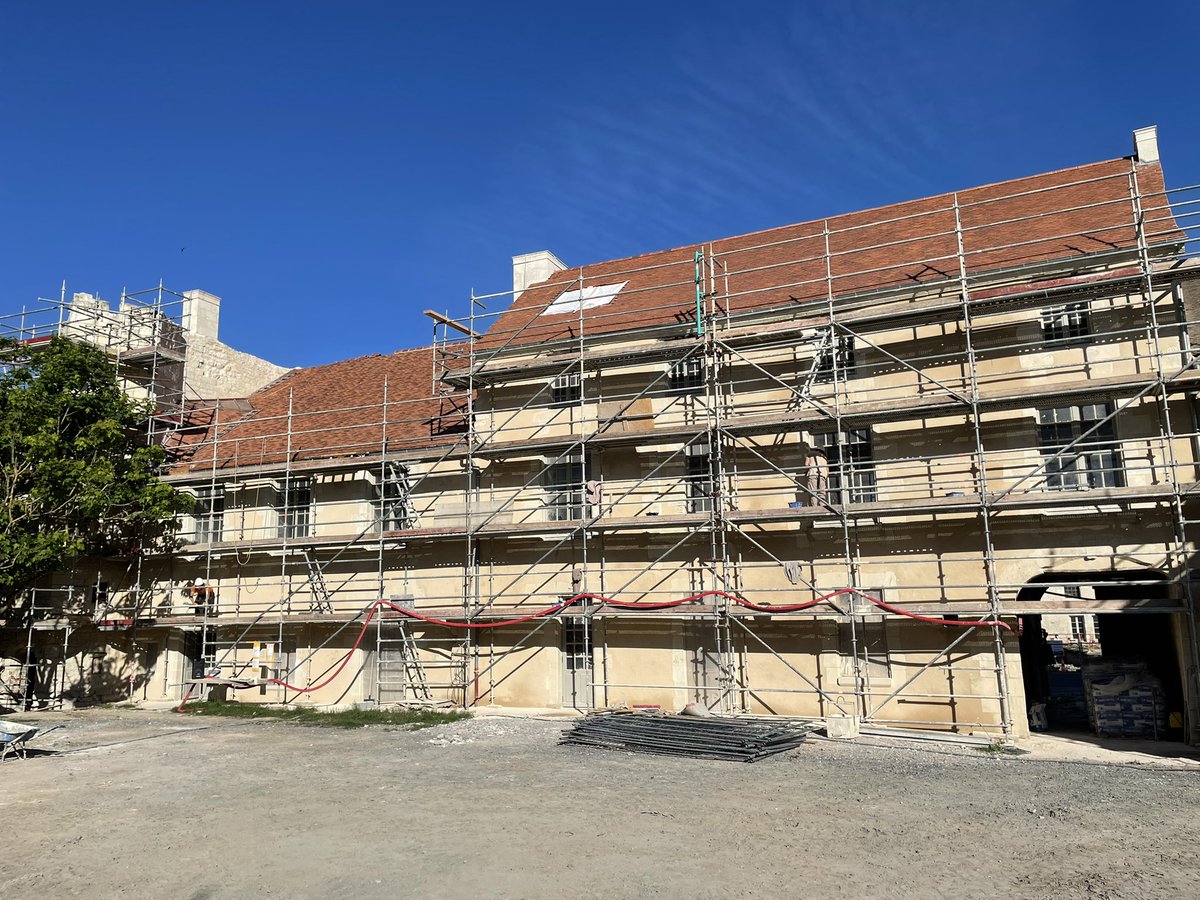 brunobelin's tweet photo. 💚 Visite sur le chantier de l’Historial ce vendredi à Monts-sur-Guesnes
✅ Enduit façade cour intérieure du château
✅ Préparation du souterrain sous la voie pour relier château et ferme (entrée du site)
✅ Travaux sur l’accueil-boutique-café 
💚 Ouverture avril 2022 #Poitou https://t.co/8SljZNLbXM