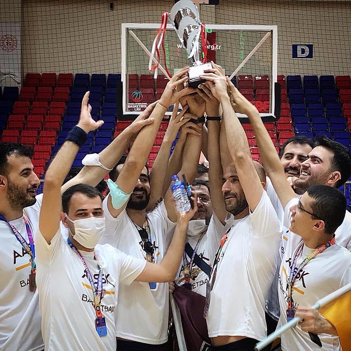 dogan_caner's tweet photo. AASSK Kurucularından, Kulüp Yöneticisi ve Basketbol Takımı Kaptanı olarak sesleniyorum. AASSK henüz 3 yaşında bir kulüp olmasına rağmen, Türkiye'nin büyük kulüpleri arasında yer aldı. 
“AASSK” demek sevgi, saygı, kardeşlik, dostluk, birlik, beraberlik demek. @AASSK2018 https://t.co/ecIrjocb4j