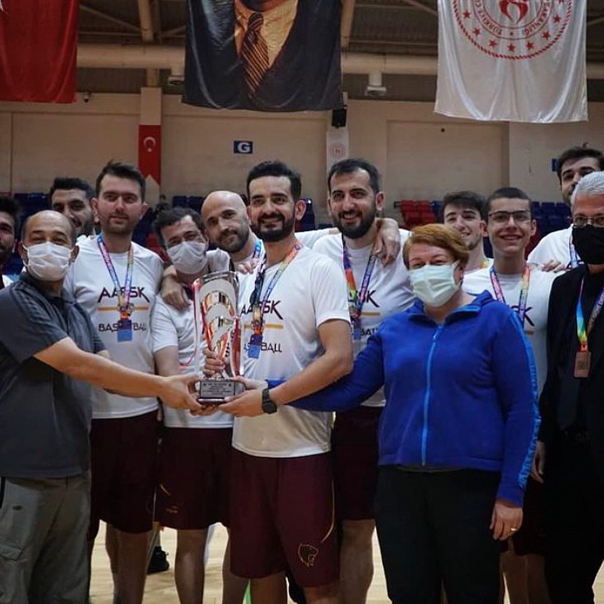 dogan_caner's tweet photo. AASSK Kurucularından, Kulüp Yöneticisi ve Basketbol Takımı Kaptanı olarak sesleniyorum. AASSK henüz 3 yaşında bir kulüp olmasına rağmen, Türkiye'nin büyük kulüpleri arasında yer aldı. 
“AASSK” demek sevgi, saygı, kardeşlik, dostluk, birlik, beraberlik demek. @AASSK2018 https://t.co/ecIrjocb4j