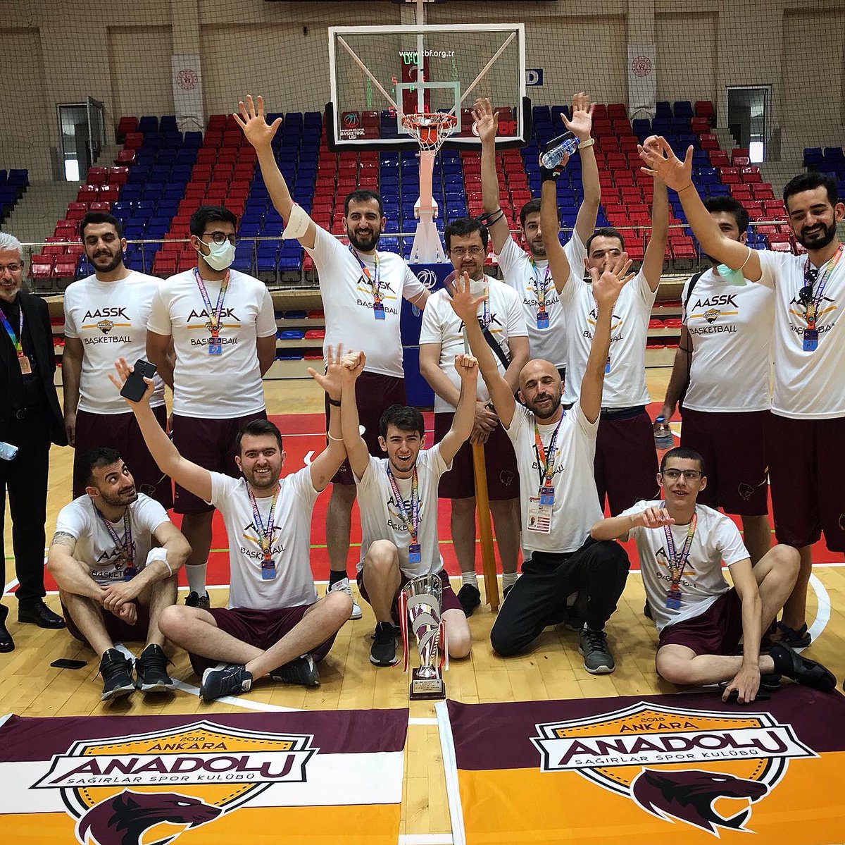 AASSK Kurucularından, Kulüp Yöneticisi ve Basketbol Takımı Kaptanı olarak sesleniyorum. AASSK henüz 3 yaşında bir kulüp olmasına rağmen, Türkiye'nin büyük kulüpleri arasında yer aldı. 
“AASSK” demek sevgi, saygı, kardeşlik, dostluk, birlik, beraberlik demek. <a href="/AASSK2018/">Ankara Anadolu Sağırlar Spor Kulübü</a>