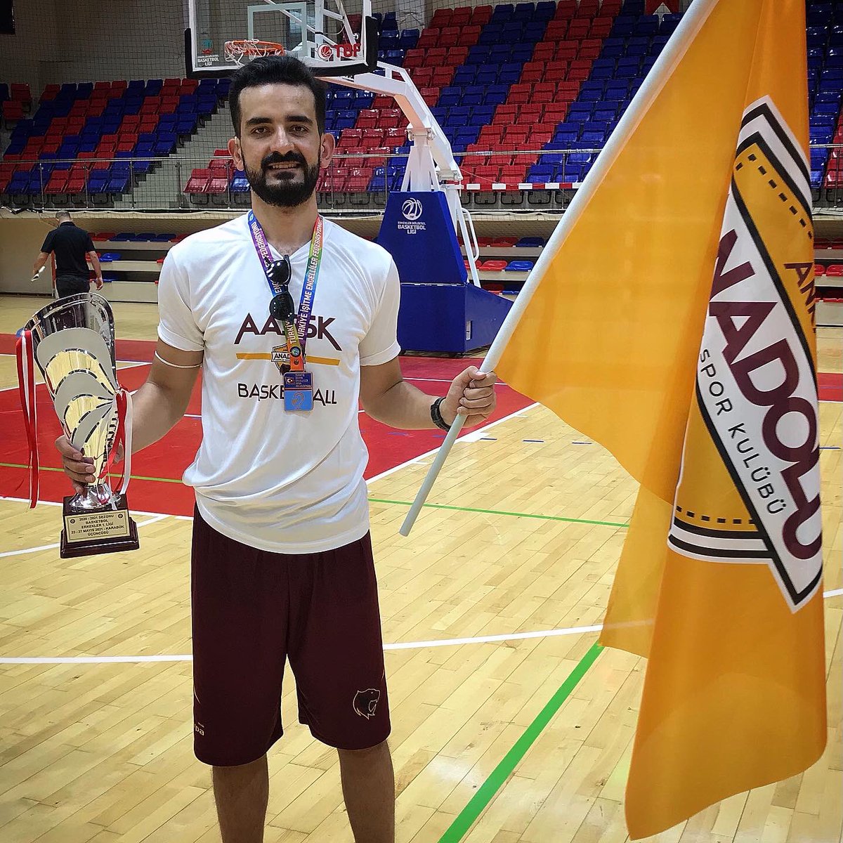 dogan_caner's tweet photo. AASSK Kurucularından, Kulüp Yöneticisi ve Basketbol Takımı Kaptanı olarak sesleniyorum. AASSK henüz 3 yaşında bir kulüp olmasına rağmen, Türkiye'nin büyük kulüpleri arasında yer aldı. 
“AASSK” demek sevgi, saygı, kardeşlik, dostluk, birlik, beraberlik demek. @AASSK2018 https://t.co/ecIrjocb4j