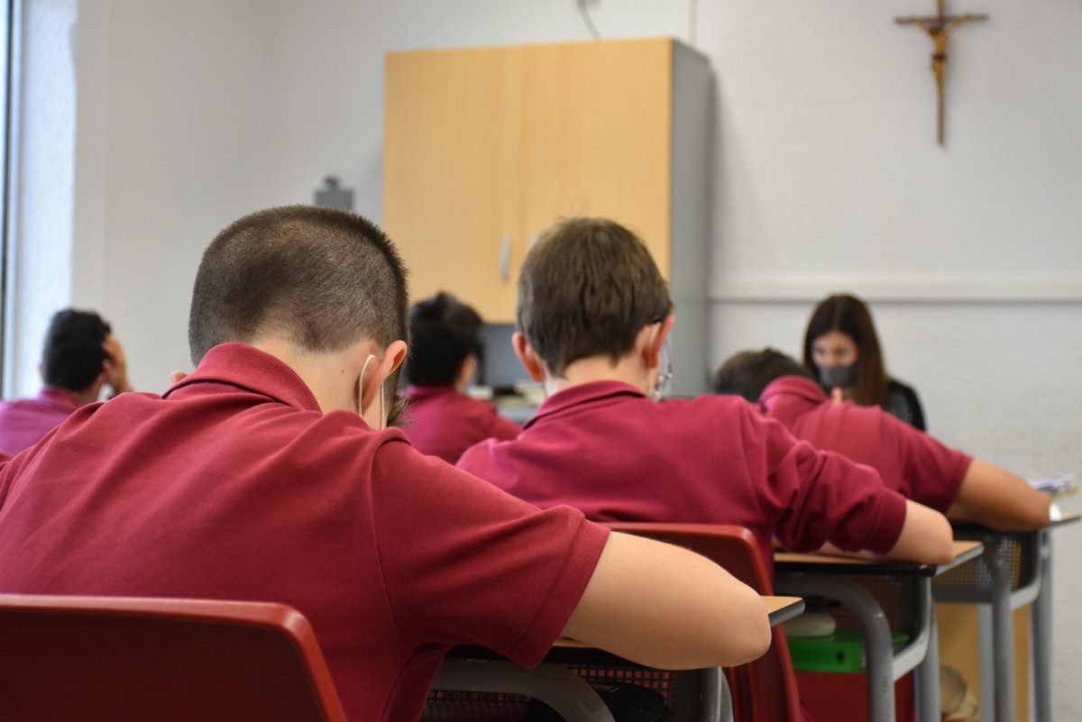 xaloc_edu's tweet photo. Des d'ahir a primera hora del matí fins al dimecres dia 2 de juny, els alumnes de 1r, 2n i 3r ESO realitzen els últims exàmens trimestrals del curs!
Ànims i molta sort a tots, nois!🙇♂️📑💪
#Exàmens #Trimestrals #RectaFinal #Xaloc https://t.co/AhBteAXJS5