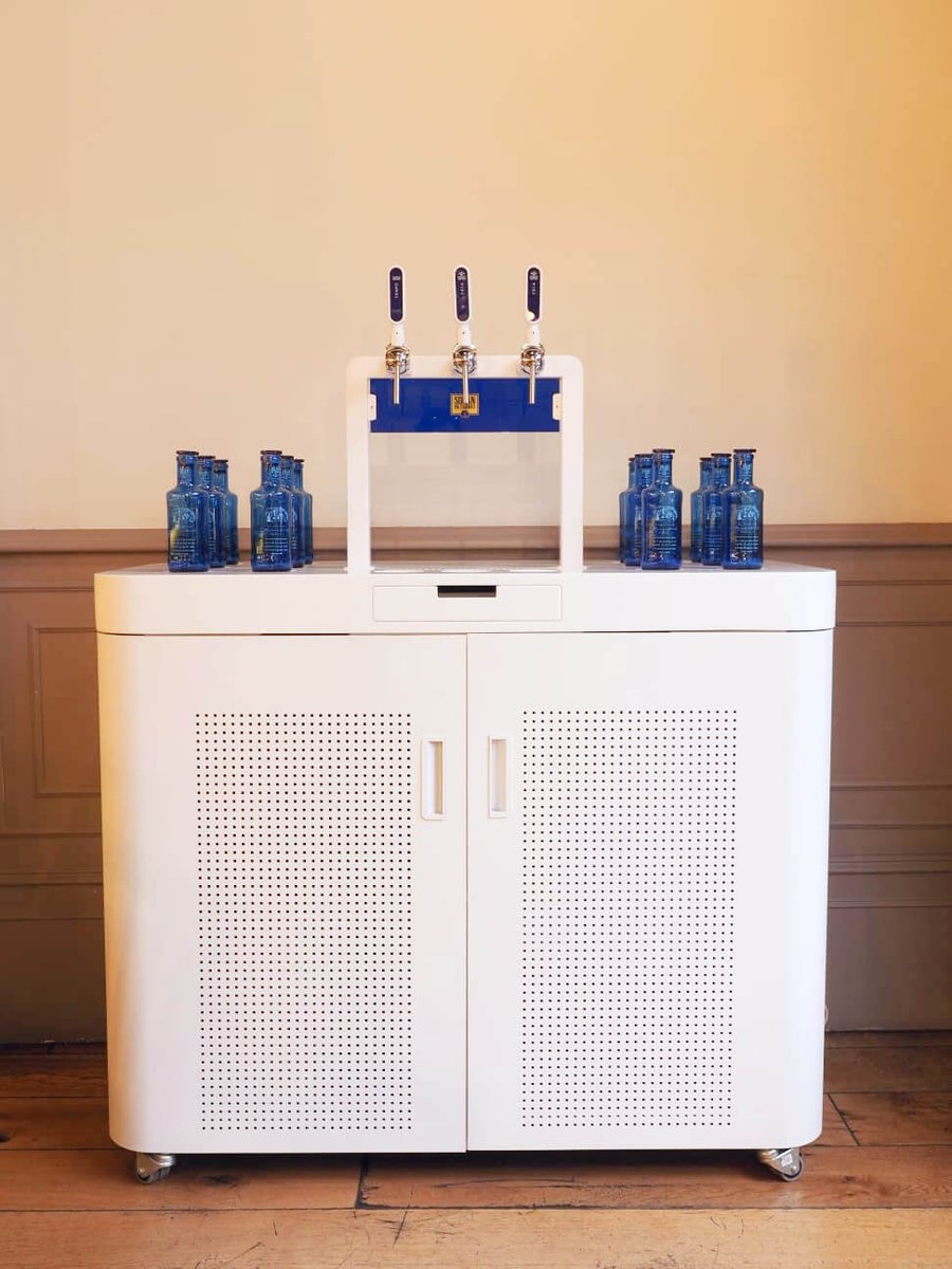 MarketingBdjz's tweet photo. Comercializar barriles de agua💧 de 30 litros #retornables ♻️ y, servir agua en botellas de cristal con tapón #reutilizables🙌. Y es que @Solan_de_Cabras apuesta por la #sostenibilidad 🌿 desarrollando dispensadores para el #sectorhostelero🤩 ¿Qué os parecen?👇 #MarketingBadajoz https://t.co/t395DHDlnE