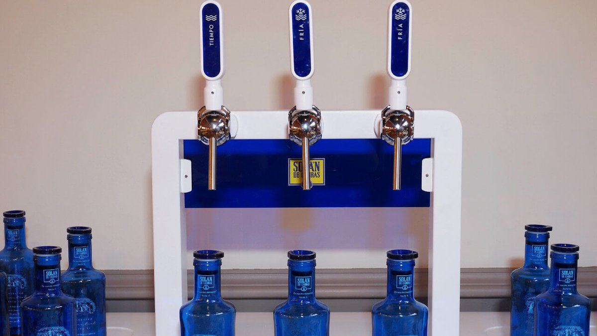 MarketingBdjz's tweet photo. Comercializar barriles de agua💧 de 30 litros #retornables ♻️ y, servir agua en botellas de cristal con tapón #reutilizables🙌. Y es que @Solan_de_Cabras apuesta por la #sostenibilidad 🌿 desarrollando dispensadores para el #sectorhostelero🤩 ¿Qué os parecen?👇 #MarketingBadajoz https://t.co/t395DHDlnE