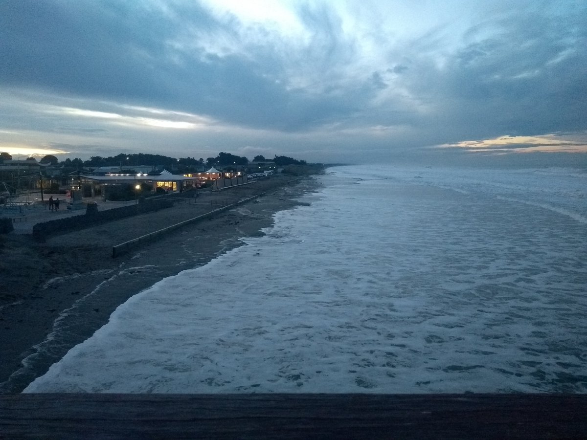 CopeJustin's tweet photo. #coastsnapbrightonnth Easterly swells and king tides combining an hour before high tide at New Brighton. 1719 28/5/2021 https://t.co/XSrch6miNC