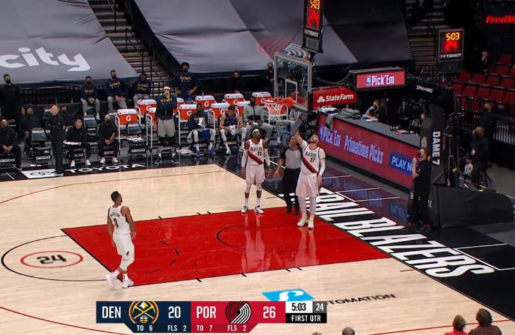 120 ans de basket, des évolutions technologiques extraordinaires, un jeu en développement constant, des ballons de meilleure qualité, des godasses qui analysent ta voûte plantaire, des coudières chauffantes, mais on continue à utiliser un balais pour débloquer un ballon ❤️