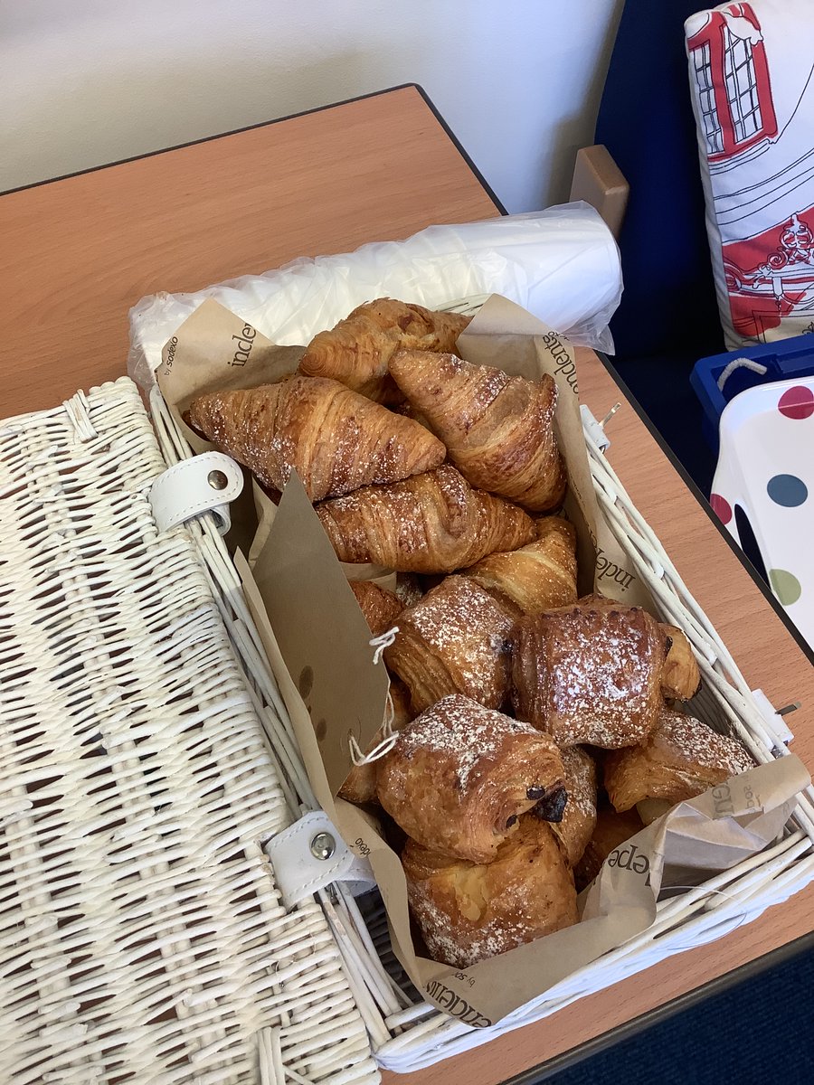 CarrdusYear4's tweet photo. Bonjour! Bonjour!  Que desires-vous manger?
Je voudrais un pain au chocolat et un croissant, s‘il vous plait! 
Tres bien!

@THLanguages @CarrdusSchool https://t.co/9wSxwk6vJF