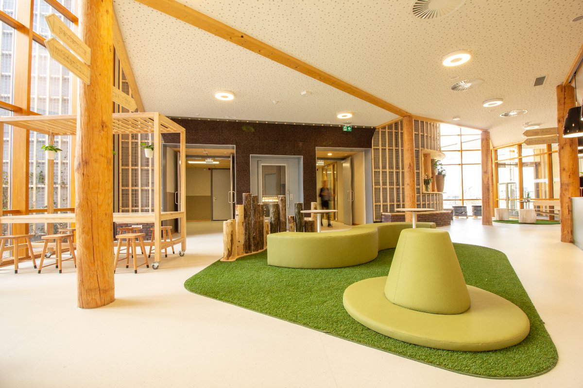 Vescom's tweet photo. Behold, the first fully ecological school in Holland! Daan Bruggink from ORGA architect designed this elementary school based on natural principles. We are proud to say that our #vinyl #upholstery is applied in this remarkable building: https://t.co/fXcWdWgApv #project #education https://t.co/NOaDpKUvXR