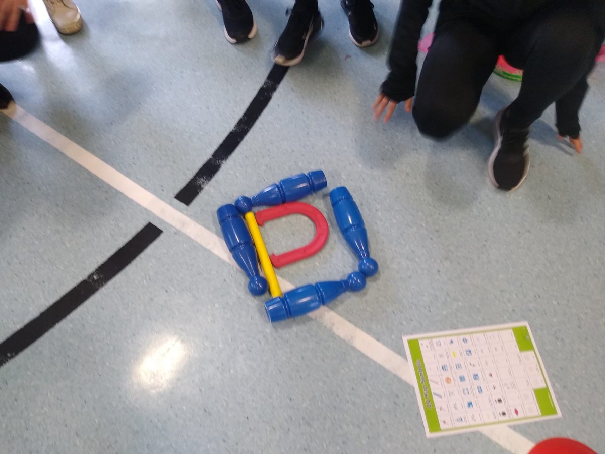 JenLafferty2's tweet photo. #mapreadingweek lots of our young people from different groups working on different awards looking at maps, scales and symbols @wishawshotts @CldKirsty @NLCYouthwork @NorthLan_DofE https://t.co/riueY5Gdd8