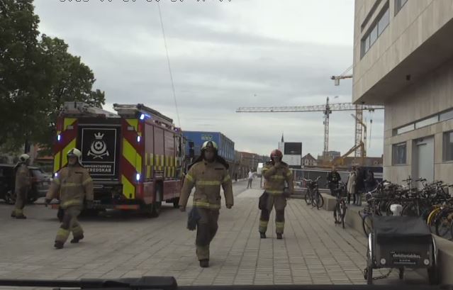 HBeredskab's tweet image. Vi er ved #Operaen til melding om ild i køkken. Branden er slukket. Vi laver eftersyn af ventilation og tilkalder skadeservice.