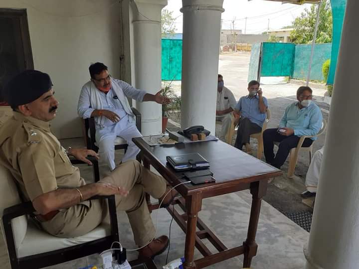 bjp4btp's tweet photo. सांसद श्रीमति @RanjeetaKoliMP जी पर हुए हमले के ख़ुलासे के लिए भाजपा प्रतिनिधि मण्डल प्रदेश महामंत्री श्रीमान @BhajanlalBjp जी के नेतृत्व में ज़िला पुलिस अधीक्षक आवास पर धरने पर बैठे हैश्री भजन लाल शर्मा जी ने कहा कि जब सांसद पर हमला हो सकता तो राज्य में कोई भी सुरक्षित नहीं है https://t.co/p5pOnIH8xz