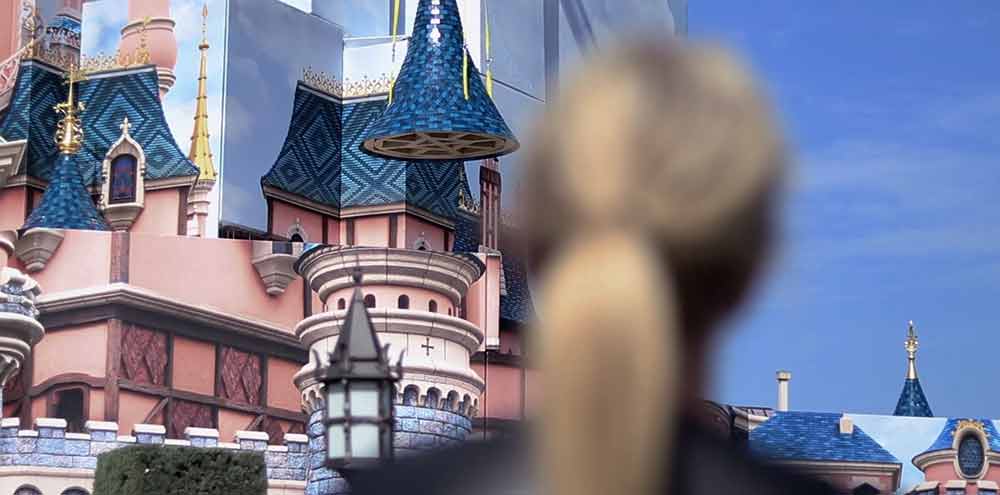 DisneyphileLIVE's tweet photo. #ICYMI : #DisneylandParis dévoile son opération magique #PartofMyCastle, où les Cast Members ont été invités à laisser un message personnel dans un coffre entreposé dans l'une des tourelles du Château en cours de rénovation. https://t.co/7AXYUXmdbr #DisneyCastLife https://t.co/mJqqXUfmCg