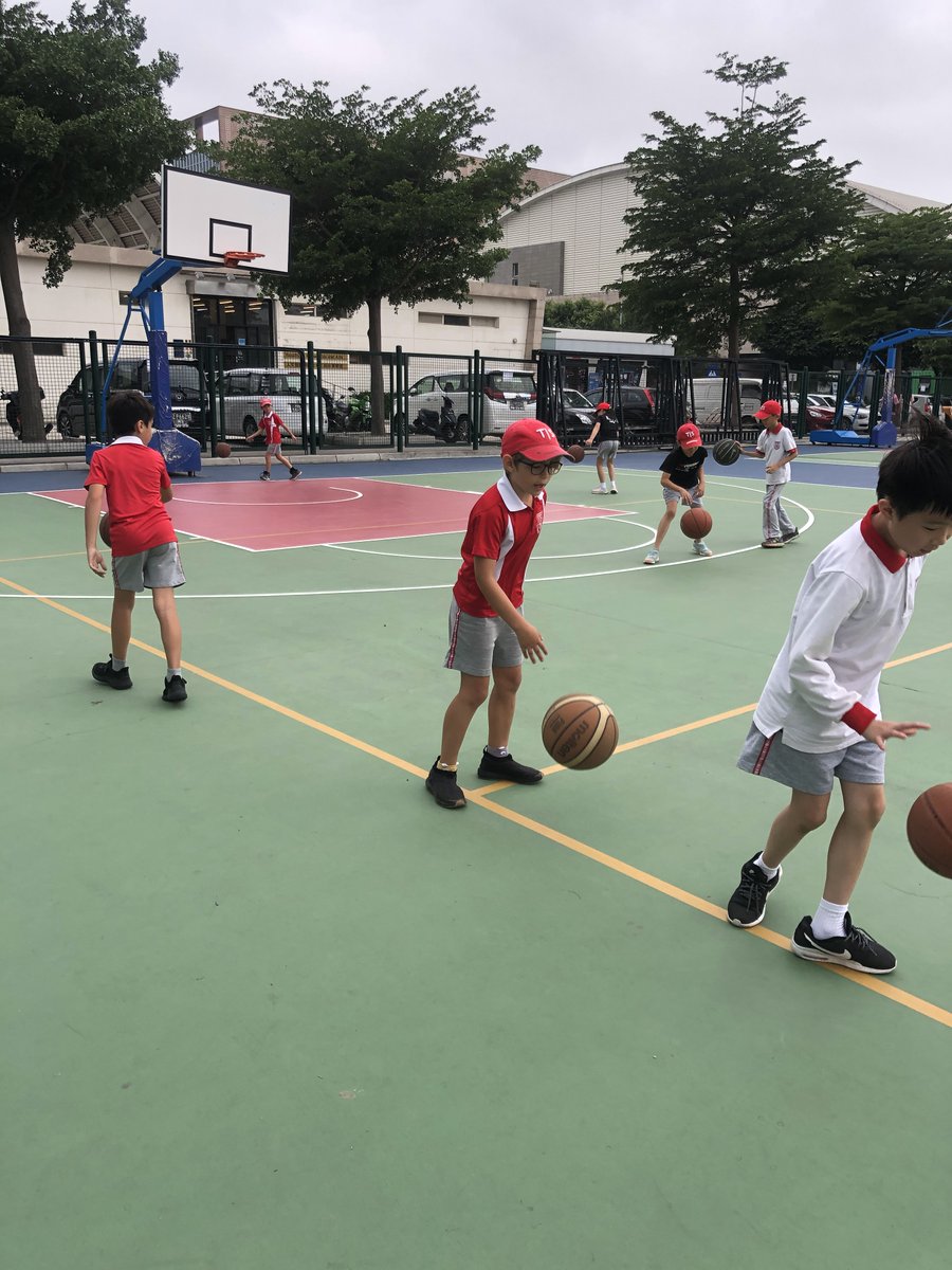 TLovestone's tweet photo. We set goals then work to achieve them in each #physed unit. It's a great chance for students to self-reflect, challenge themselves in new ways, and really get creative with their body movements, fitness, and application of various skills. #ElementaryPE #physicalliteracy https://t.co/dUSHytuCN9