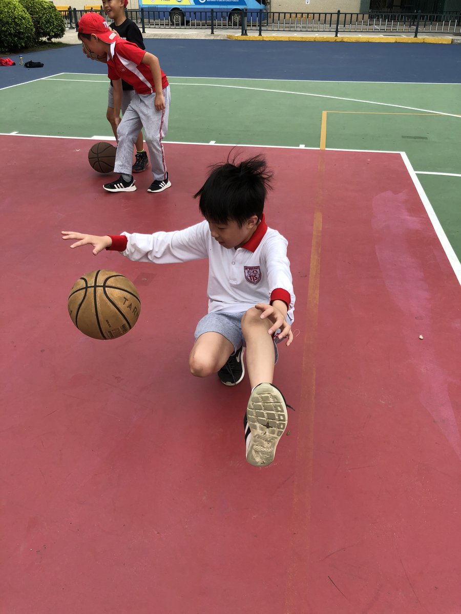 TLovestone's tweet photo. We set goals then work to achieve them in each #physed unit. It's a great chance for students to self-reflect, challenge themselves in new ways, and really get creative with their body movements, fitness, and application of various skills. #ElementaryPE #physicalliteracy https://t.co/dUSHytuCN9