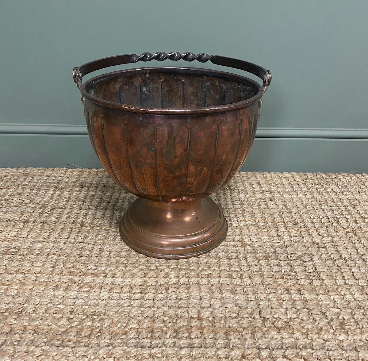 driscolls100's tweet photo. Unusual Arts & Crafts Copper Antique Coal Bucket
https://t.co/NqPos1Hbw2
#antique #furniture #antiquefurniture #bucket #copper #copperbucket #freedelivery https://t.co/DGM5nxw0n3