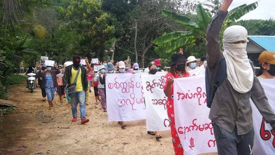 EiKyaw97's tweet photo. Resident of Kanbauk continues a rally despite of the junta’s roaming in town. #WhatsHappeningInMyanmar #May28Coup #ASEANrejectSAC https://t.co/L0rrR5sbiC