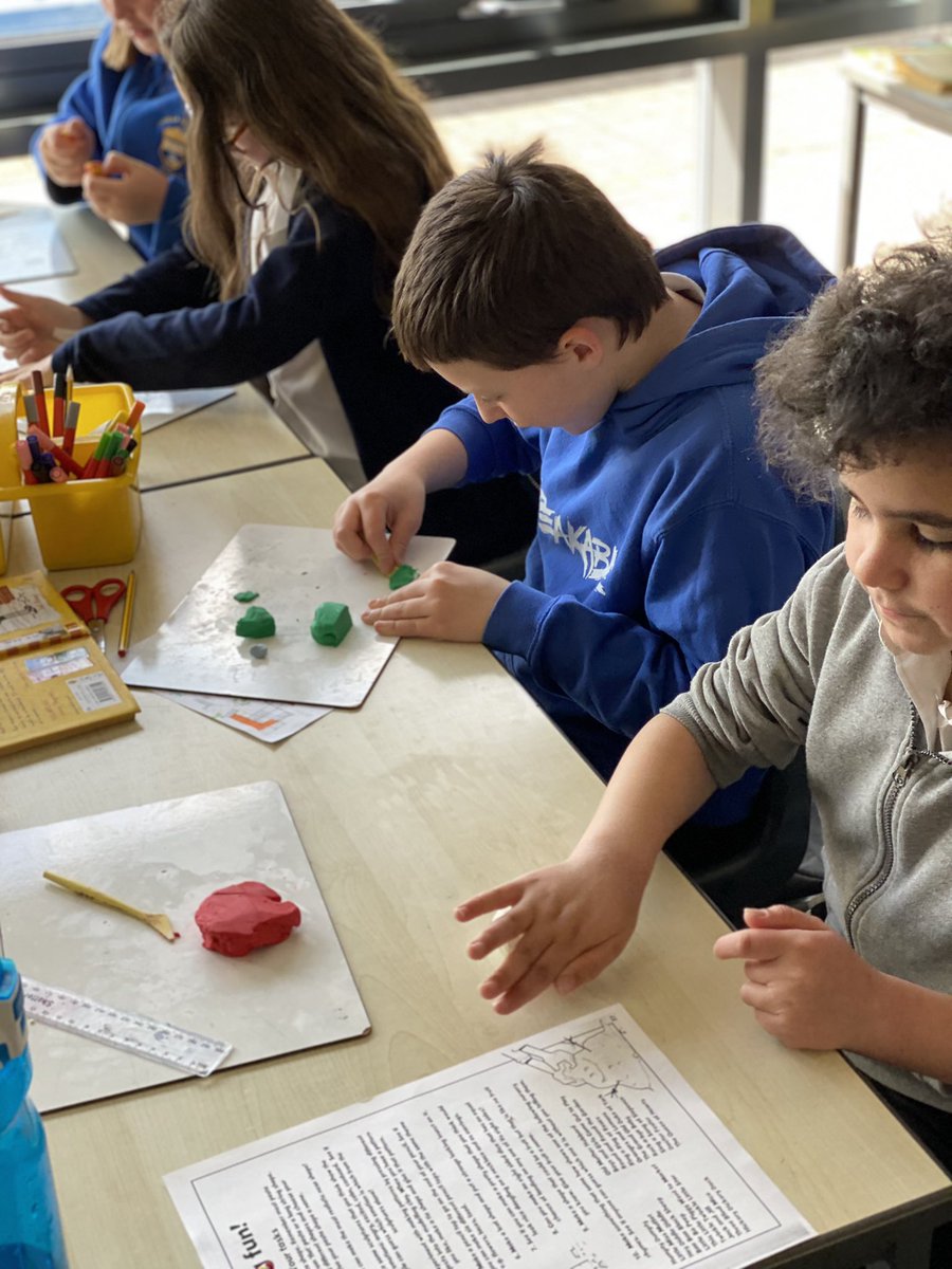 Cuiken_Primary's tweet photo. Wee modelling challenge this morning in @MrAbbott9βs P5/6 #ExpressiveArts #EnjoyLearning #HaveAGo #ChallengeIsGood https://t.co/QwHOVZWDHb