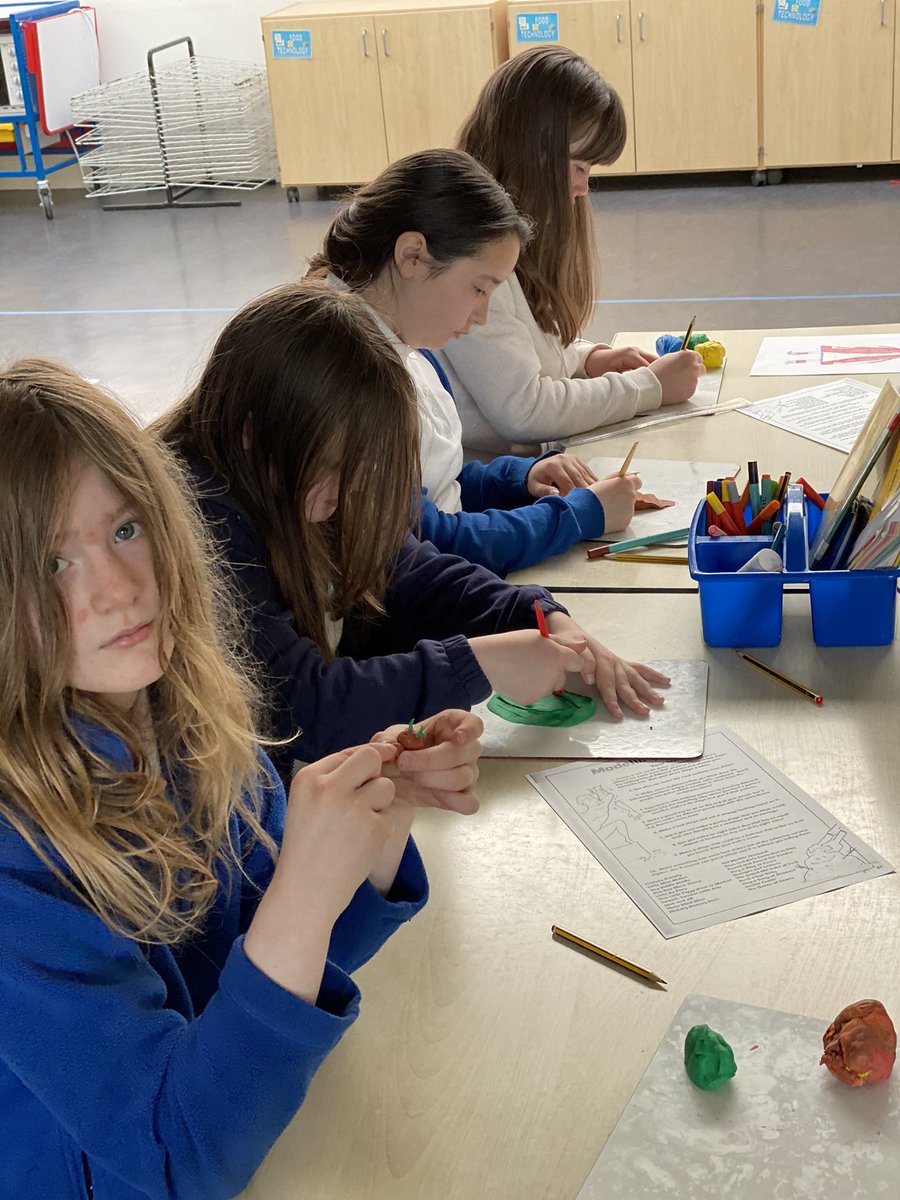 Cuiken_Primary's tweet photo. Wee modelling challenge this morning in @MrAbbott9βs P5/6 #ExpressiveArts #EnjoyLearning #HaveAGo #ChallengeIsGood https://t.co/QwHOVZWDHb