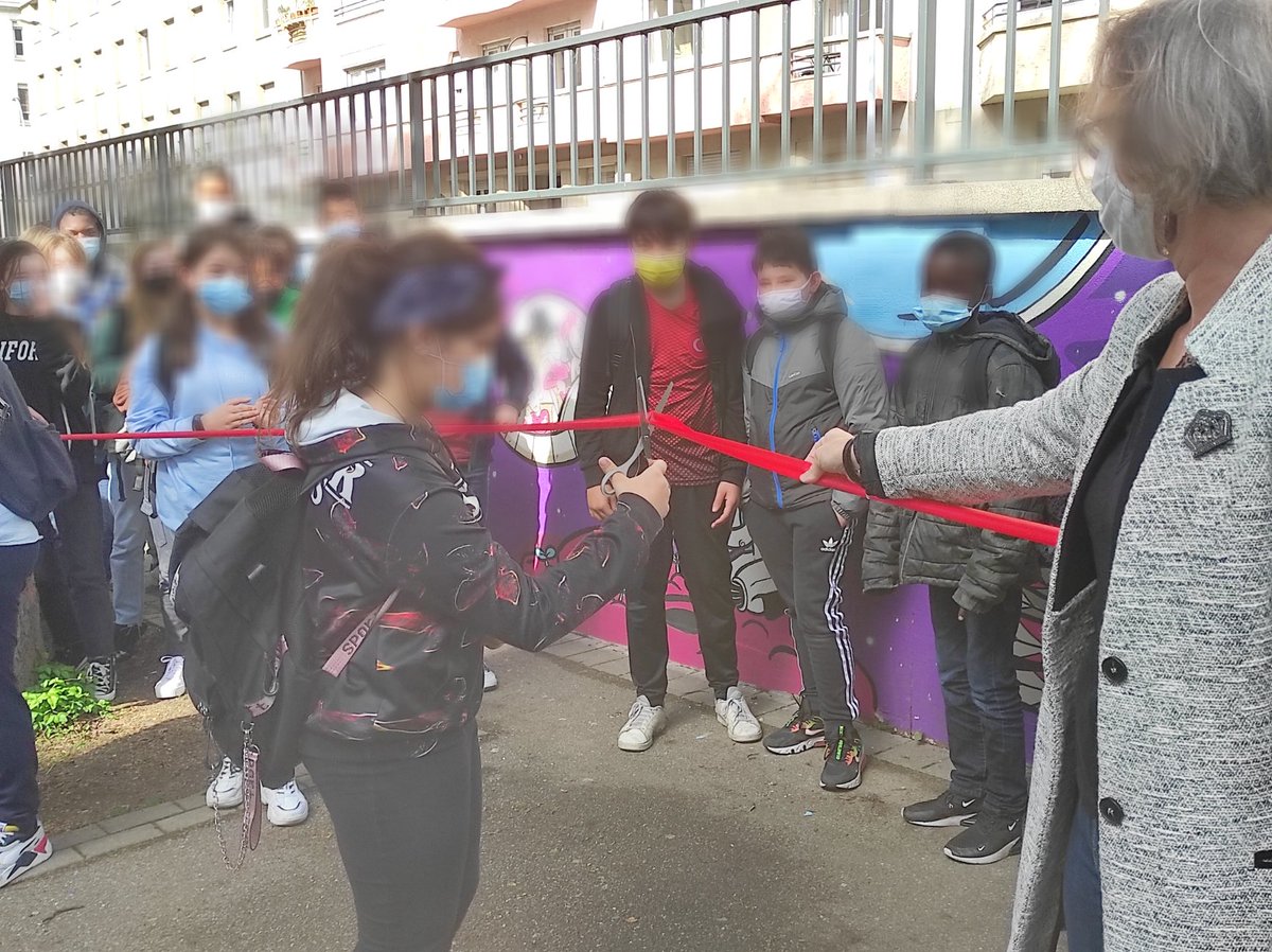 FustelDe's tweet photo. Inauguration d la fresque ce matin au collège en présence de l'artiste Williann 👍😀
Les éco-délégués sont à l'initiative de ce projet de création de jardin virtuel et d'amélioration du cadre de vie des élèves 🤗🏞️🦒🦎🥀🦀
Un grand bravo à tous les participants 👏🎉👌 https://t.co/BSIuhibmhX