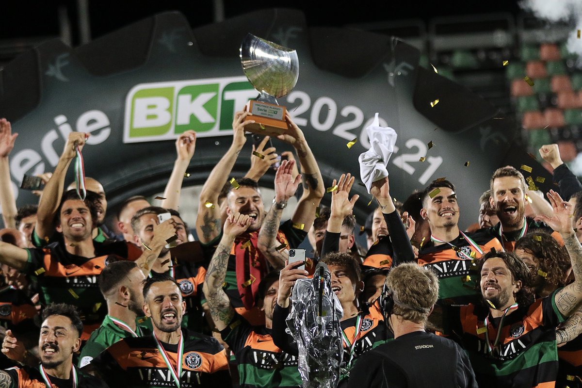 Lega_B's tweet photo. ร qui la fest๐
ฐ๏ธ....?
#SerieBKT #Playoff21 #VENCIT https://t.co/Ysq5t8B7Rg