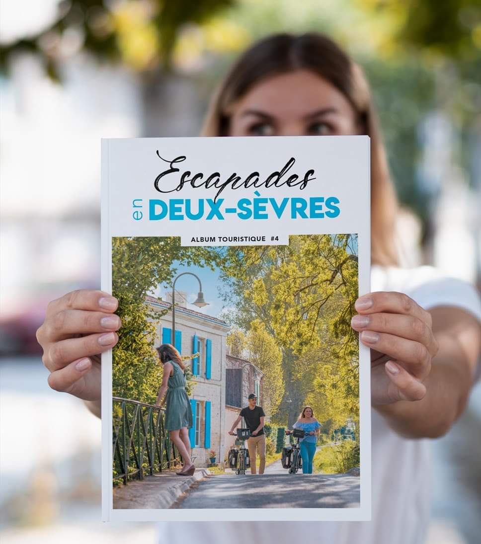 2SEVRESTOURISME's tweet photo. 🎉 Hey ! La nouvelle brochure touristique des Deux-Sèvres 2021, c'est 116 pages d'idées d'escapades, de bonnes adresses, de battle de chefs... avec en prime, les Deux-Sèvres vues par Jérôme Pitorin (Echappées Belles). 
Commandez-la gratuitement ici 👇
https://t.co/sJBMDoFoTD https://t.co/xcDe8D76ei