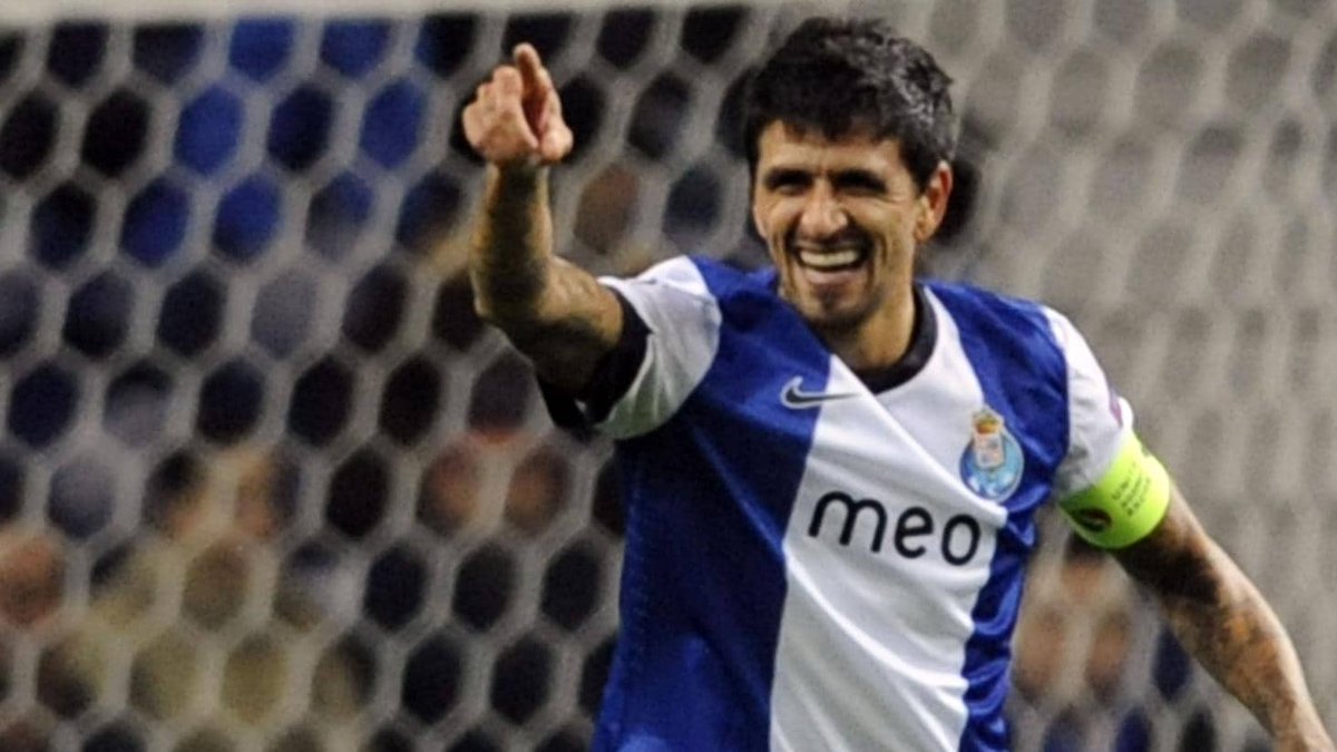 FCPorto's tweet photo. 🐉 Parabéns pela brilhante carreira, digna de um verdadeiro Dragão. Foi uma honra e é um orgulho que sejas um de nós para sempre 💪

💙 Lucho...Lucho...LUCHO GONZÁLEZ! 🤩

#FCPOrto #LuchoGonzález https://t.co/HfCAYCjVmO