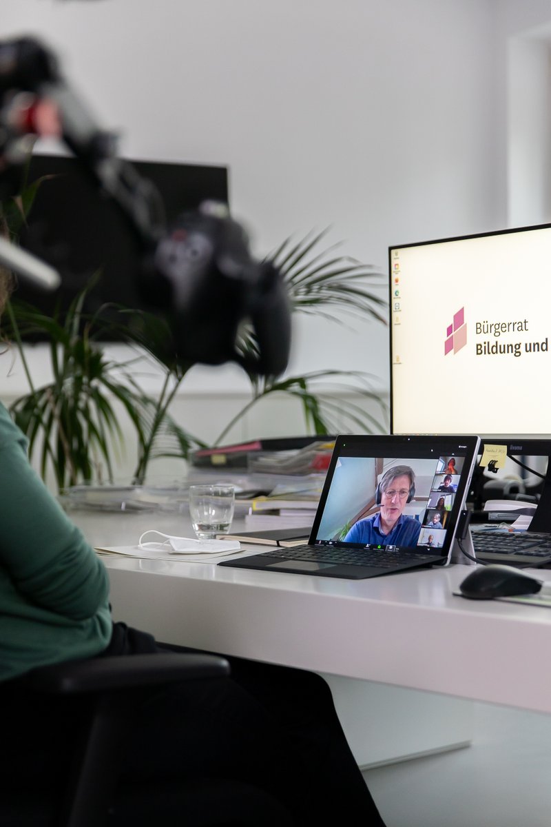 BurgerratLernen's tweet photo. Neue #Bildungsideen: Heute geht es los! Das digitale #Bürger und #Jugendforum mit über 500 Teilnehmerinnen und Teilnehmern geht an den Start. 2 Tage lang diskutieren sie anhand von 8 zentralen Themenfelder über das #deutsche #Bildungsystem. Wir sind total aufgeregt! https://t.co/kFmyMEH956
