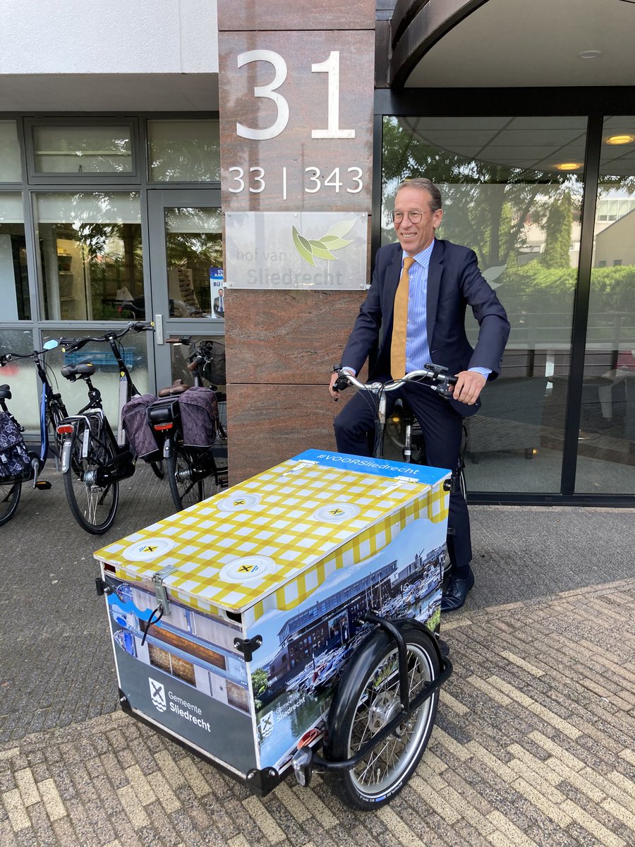GeertTieman's tweet image. Burgemeester @jandevries doet Hof van Sliedrecht aan op zijn kennismakingsronde
