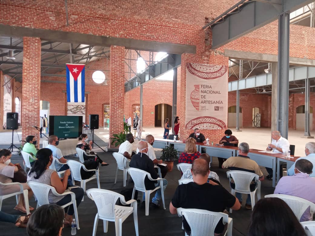 ItaliaProCuba's tweet photo. En #Cuba el Fondo cubano de bienes culturales asume el rol importador y exportador y el mercado nacional de bienes y servicios. Líneas productivas derivadas del trabajo de creadores y artistas cubanos https://t.co/5lamN6DJJf @JoseCarlosRguez @promocionFCBC https://t.co/uR66r8Ctzn