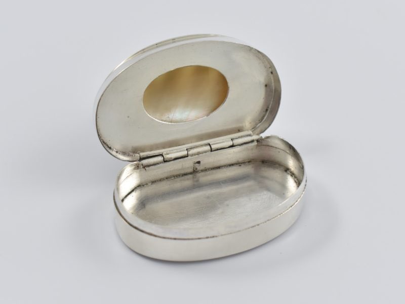 Thanks then.....

Early 19th Century silver shell mounted box, inscribed: Respect The Giver and Never Forget.